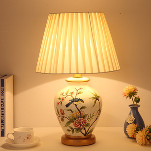 Lámpara de mesa de estilo retro americano E27 LED que cuida la vista para sala de estar, dormitorio, estudio - Product Image 1