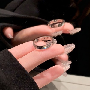 Anillo de Zirconia con Números Romanos de Acero Inoxidable para Mujer, Anillo de Titanio Inoxidable, Diseño de Lujo Ligero, Venta Transfronteriza - Product Image 1