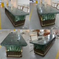 Comptoir de réception en quartzite vert émeraude, bar en métal orné, comptoir commercial de luxe, table de présentation pour bijouterie