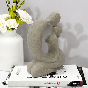 Figurine sculptée en résine époxy abstraite de couple enlacé, style nordique, pour salon, ornement créatif pour meuble TV ou cave à vin - Product Image 4