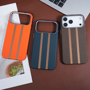 Funda de Cuero con Diseño Ejecutivo y Detalles en Fibra de Carbono para iPhone 17 16 <span class=keywords><strong>Pro</strong></span> Max, con Protección de Lente Metálica y Carga Inalámbrica - Product Image 4