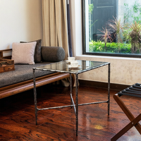 Table basse ronde moderne géométrique martelée avec base en fonte et plateau en verre, lavable et durable, pour salon intérieur