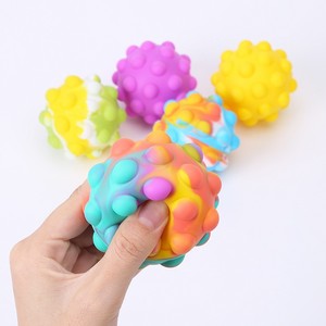 Pelota de descompresión Kean, juguete exprimible de silicona, colores mezclados para niños de 2 a 4 años, juguete unisex - Product Image 1