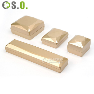 Caja de luz LED de plástico premium personalizada con logotipo dorado y rosa, juego de cajas para collar, pulsera, anillo, pendientes, caja de joyería - Product Image 5