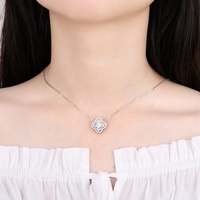 NORELLE 1ct Collier Trèfle à Quatre Feuilles D Couleur VVS Collier Moissanite en Argent Sterling 925 avec Placage Platine Pendentif Chanceux