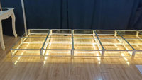 Scène de mariage en verre trempé carré pour piste de danse, plateforme de scène en plexiglas transparent avec fleurs et éclairage LED