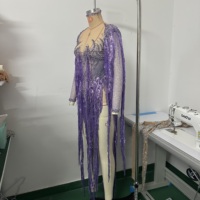 Justaucorps de scène pour danse latine et orientale, style showgirl, à franges de paillettes violettes, en maille nude, orné de strass flamme, à manches longues et col ras du cou