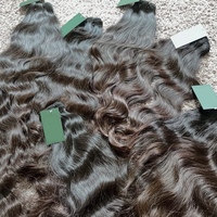 Échantillons de mèches de cheveux naturels ondulés bruts du Cambodge, mèches de cheveux humains vierges bouclés indiens bruts avec cuticules alignées