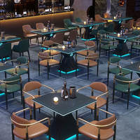 Luxuriöses Chesterfield-Sofa-Bar-Set für Nachtclubs und KTVs mit Modernem Metallplatten-Design, Maßgefertigte Gewerbliche Möbel