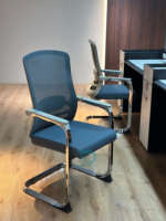 Mode nouvelle chaise de bureau avec Triangle acier Tube maille tissu traîneau stationnaire pour réunion réception visiteur invités événements en attente