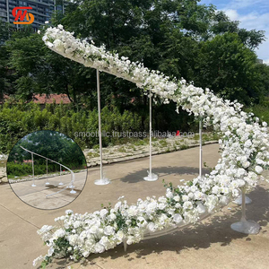 Arreglo floral para decoración de escenario de boda, forma de curva en S, arco de flores con rosas blancas y plantas verdes para eventos de boda. - Product Image 3