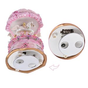 Carrusel Giratorio de Lujo con 3 Caballos, Carrusel Musical con Mecanismo de Cuerda, con Luces LED de Colores Cambiantes y Melodía - Product Image 6