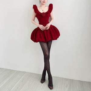 Elegante y Chic Vestido Camisero sin Mangas con Hombros Descubiertos, Estampado Floral Digital y Volantes Naturales - Product Image 2