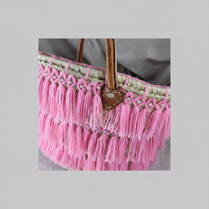 Cesta de paja marroquí hecha a mano con flecos rosas, bolso de mano bohemio de hoja de palma con asas de cuero, playa de verano artesanal - Product Image 1