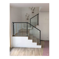 Escalier en acier à double face avec plaques latérales découpées au laser pleine hauteur, marches en bois massif, système de balustrade en verre
