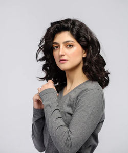 Camiseta transpirable personalizada con cuello redondo para mujer, camiseta en blanco con decoración de diamantes bordados de estilo informal con logotipo impreso de etiqueta privada - Product Image 1