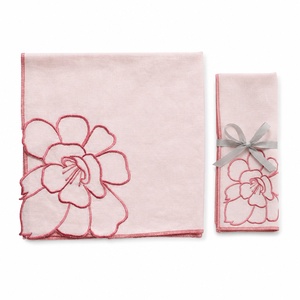 Serviettes de table rectangulaires brodées de fleurs roses, logo personnalisé, faites à la main, décoration de table pour mariage - Product Image 2