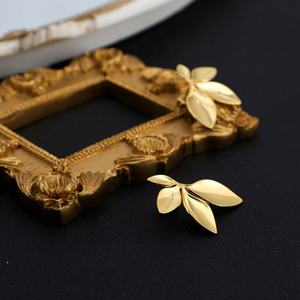 ต่างหูสแตนเลสกันน้ำ ชุบทอง 18k ต่างหูแบบติดหู ดีไซน์กลีบดอกไม้ใบไม้ สำหรับผู้หญิง วัยรุ่น และเด็กผู้หญิง - Product Image 3