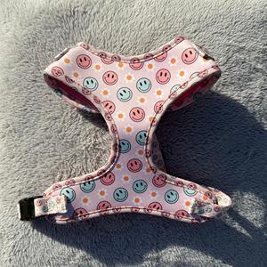 Patrón de sonrisa ajustable Imprimir Retro Happy Pitbull Chaleco Arnés de perro de poliéster rosa con malla de aire - Product Image 1