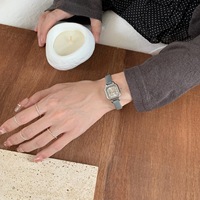 Jam Tangan Wanita Gaya Retro Minimalis Kasual, Ukuran Kecil, Serbaguna, Temperamen Mini, Seni Pelajar, Skala Romawi, Laris Manis