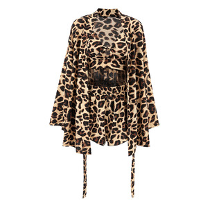 Ensemble de Robe de Chambre Yicheng <span class=keywords><strong>Lulu</strong></span> de Luxe en Satin Imprimé Léopard Personnalisé avec <span class=keywords><strong>Cardigan</strong></span> à Bretelles, Manches Longues, Short et Taille Élastique Respirant pour Femme - Product Image 4