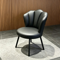 Chaise de salle à manger moderne en cuir à motif griffe de chat en forme de coquille, chaise d'appoint plissée en forme de pétale, chaise d'appoint à pieds en métal noir pour salle à manger et cuisine