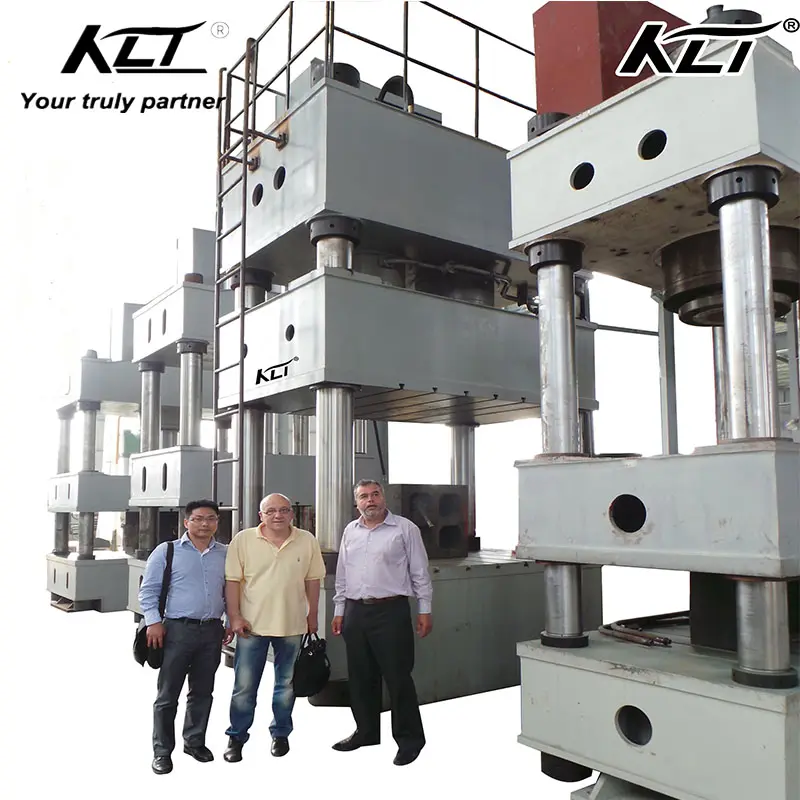 1250 टन 1600 टन 4-स्तंभ गहरी ड्राइंग के लिए हाइड्रोलिक प्रेस मशीन स्टील शीट embossing