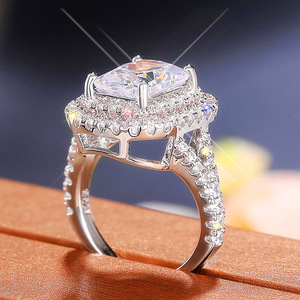 Anello da Cocktail Q173 per Donna con Zirconia Cubica Taglio Principessa e Incastonatura a Pavé, Anello di Fidanzamento alla Moda - Product Image 2