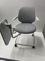 Chaise d'étude blanche pour l'école avec tablette intégrée