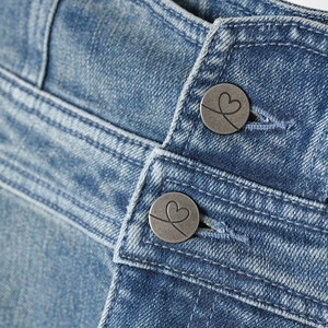 Shorts in denim da donna a vita alta con <span class=keywords><strong>doppio</strong></span> <span class=keywords><strong>bottone</strong></span>, orlo arrotolato e taglio a trapezio - Product Image 3