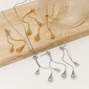 Parures de bijoux fins et élégants pour femmes, boucles d'oreilles créoles Huggies et colliers goutte d'eau en acier inoxydable 316L plaqué or 18 carats, résistants à l'eau - Product Image 4