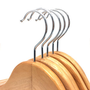 ไม้แขวนเสื้อไม้คุณภาพเยี่ยมสำหรับผู้ชาย ขายตรงจากโรงงาน รับผลิตไม้แขวนเสื้อไม้พร้อมโลโก้ตามสั่ง - Product Image 4