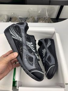 Sneakers unisexes légères et tendance avec empeigne en mesh, design à lacets et bout fermé, tendance mode été automne hiver - Product Image 1