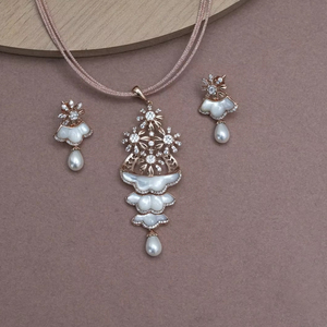 ชุดสร้อยคอและต่างหูคอลเลกชันจากนักออกแบบ - Product Image 1