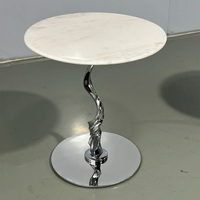 Table d'appoint ronde en marbre de luxe moderne avec pied en métal torsadé artistique pour la maison, l'hôtel, le salon, la chambre à coucher