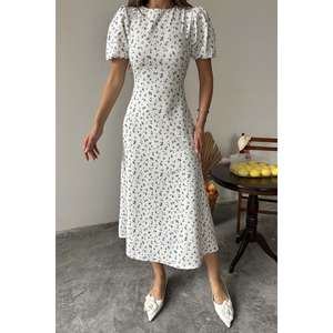 Vestido satinado con estampado floral azul, corte evasé, cuello redondo, cintura natural, lavable. - Product Image 2