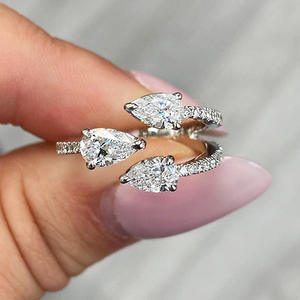 Anello di Fidanzamento da Donna T0956 in Oro Bianco con Diamante Taglio Marquise e Pietre Laterali Naturali Colore D - Product Image 3