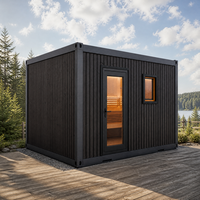 Cabine de sauna préfabriquée en conteneur avec revêtement en lattes de bois, porte vitrée, pièce modulaire de bien-être pour spa et zone de bien-être de complexe hôtelier