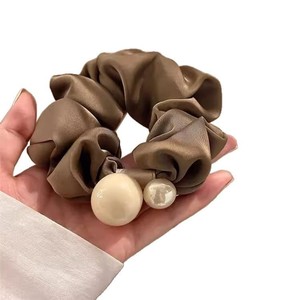 Scrunchie para el cabello con apariencia de oficina diaria, elegante, decorado con <span class=keywords><strong>perlas</strong></span>, tela de seda, Scrunchies para el cabello para mujeres, accesorios elegantes para el cabello - Product Image 5