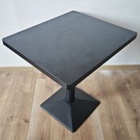 Table à manger carrée avec plateau en stratifié et base en métal noir