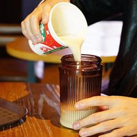 Meilleur cadeau personnalisé nervuré simple rayure verticale verre glace café thé lait tasse gobelets avec couvercles et pailles