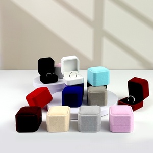 Caja de almacenamiento de exhibición de anillo de terciopelo de <span class=keywords><strong>compromiso</strong></span> de boda con logotipo personalizado caja de pendientes de franela cuadrada embalaje de regalo de joyería de plástico - Product Image 4
