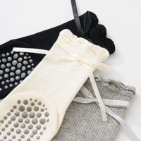 Kaos Kaki Pilates Anti Selip dengan Ikat Pita Khusus, Kaos Kaki Yoga untuk Wanita, Manset Ruffle Bunga, Rajutan Bergaris, Kaos Kaki Grip, Balletcore OEM