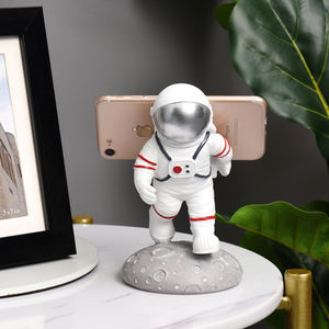 Résine faite à la main astronaute maison décor drôle Spaceman <span class=keywords><strong>Figurine</strong></span> intérieur portable support <span class=keywords><strong>de</strong></span> téléphone portable support pour Table - Product Image 1