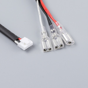 Faisceau de câbles personnalisé rouge, noir et blanc avec connecteur en plastique blanc et bornes de déconnexion rapide transparentes pour carte de commande - Product Image 3