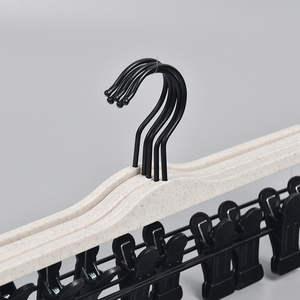 Percha <span class=keywords><strong>de</strong></span> plástico <span class=keywords><strong>de</strong></span> paja <span class=keywords><strong>de</strong></span> trigo <span class=keywords><strong>de</strong></span> marca personalizada para pantalones, perchas duraderas <span class=keywords><strong>de</strong></span> plástico <span class=keywords><strong>ZARA</strong></span> para pantalones con clips <span class=keywords><strong>de</strong></span> plástico - Product Image 4