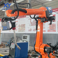 Station de soudage entièrement automatique sans programmation. Un robot industriel sur rail dédié au soudage de grandes structures en acier.
