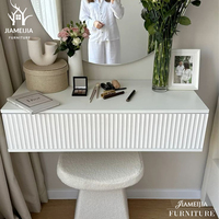 Ensemble de décoration élégant pour dressing, console flottante beige crème avec éclairage d'ambiance LED organique, style boutique moderne haut de gamme