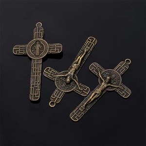 Crucifijo Católico de Aleación Metálica al por Mayor, 7.8cm*4.5cm, con San Benito, Estilo Cristiano Ortodoxo - Product Image 2