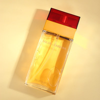Parfum féminin, flacon en verre rectangulaire haut, bande dorée ambrée, capuchon rouge, boîte bordeaux rose, marbre, longue durée